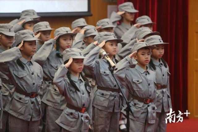 黄埔小学学生用朗诵、话剧、舞蹈等表演形式在颂扬黄埔精神。刘力勤 摄