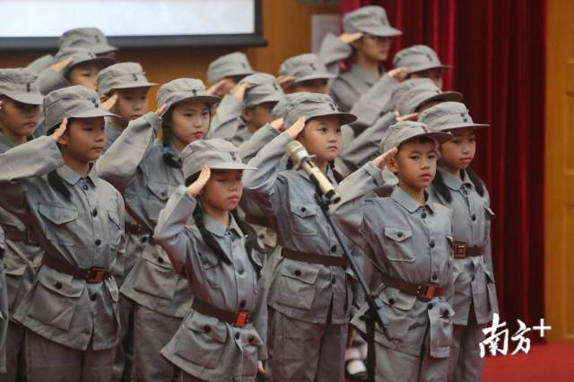 黄埔小学学生用朗诵、话剧、舞蹈等表演形式在颂扬黄埔精神。刘力勤 摄